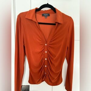 NWOT Lipslide brand burnt orange shirt with ruched details. Size M.